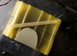 Cientistas da Universidade Duke anunciam criação de nova geração de lentes feitas de materiais artificiais que imitam propriedades da natureza e permitem maior campo de visualização (Foto: Divulgação)