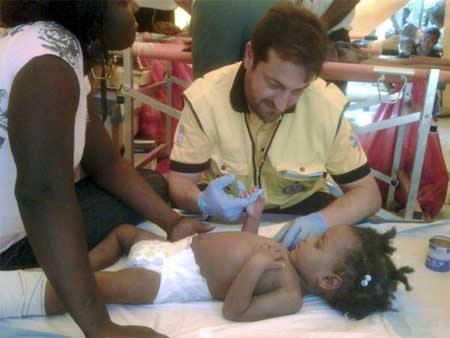 Criança curada por médicos depois de seis dias sepultada Criança curada por médicos depois de seis dias sepultada