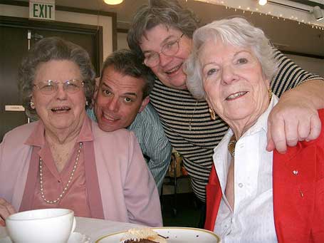 Dia das mães - história e datas de comemoração no mundo - foto basykes / Flickr CC Imagem dia das mães família feliz