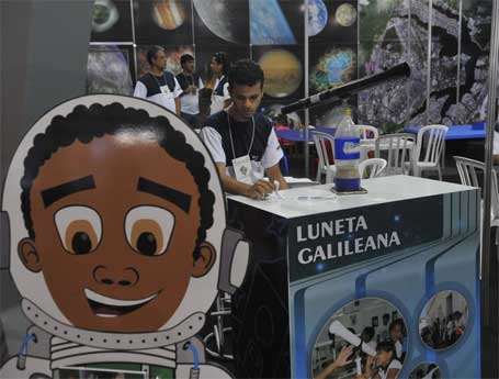 Seleção de fotos da abertura da 8ª Semana Nacional de Ciência e Tecnologia Foto 1 - Experimentos expostos na 8ª Semana Nacional de Ciência e Tecnologia