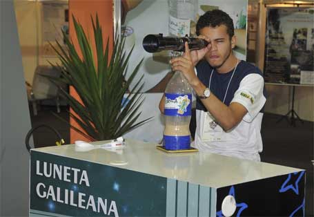 Seleção de fotos da abertura da 8ª Semana Nacional de Ciência e Tecnologia Foto 5 - Experimentos expostos na 8ª Semana Nacional de Ciência e Tecnologia