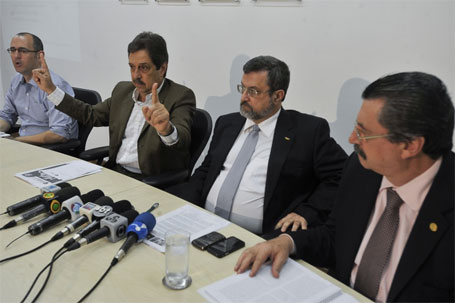 Paciente do SUS tem à disposição 4 vezes menos médicos que usuários da rede privada Foto dos membros do Conselho Federal de Medicina